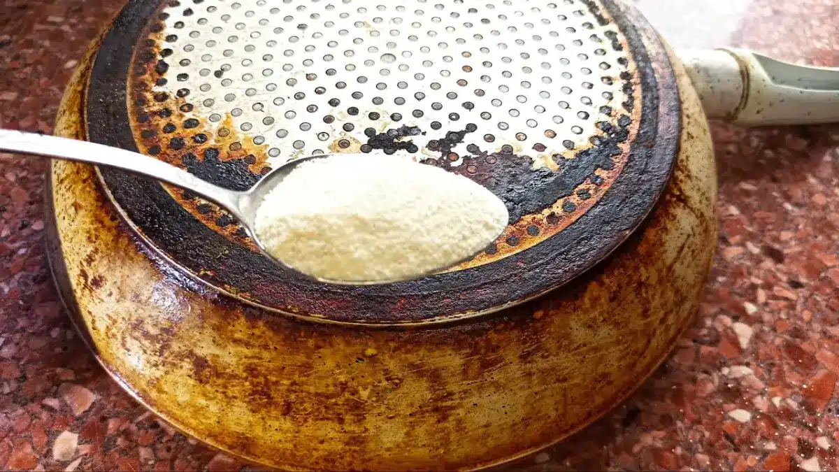 Dieses Reinigungsmittel ist ein echter Glücksgriff. Alte Pfannen glänzen wie neu. Angebrannte Verschmutzungen und Fettflecken sind verschwunden. Beginnen Sie mit der Reinigung der Pfanne am Boden.