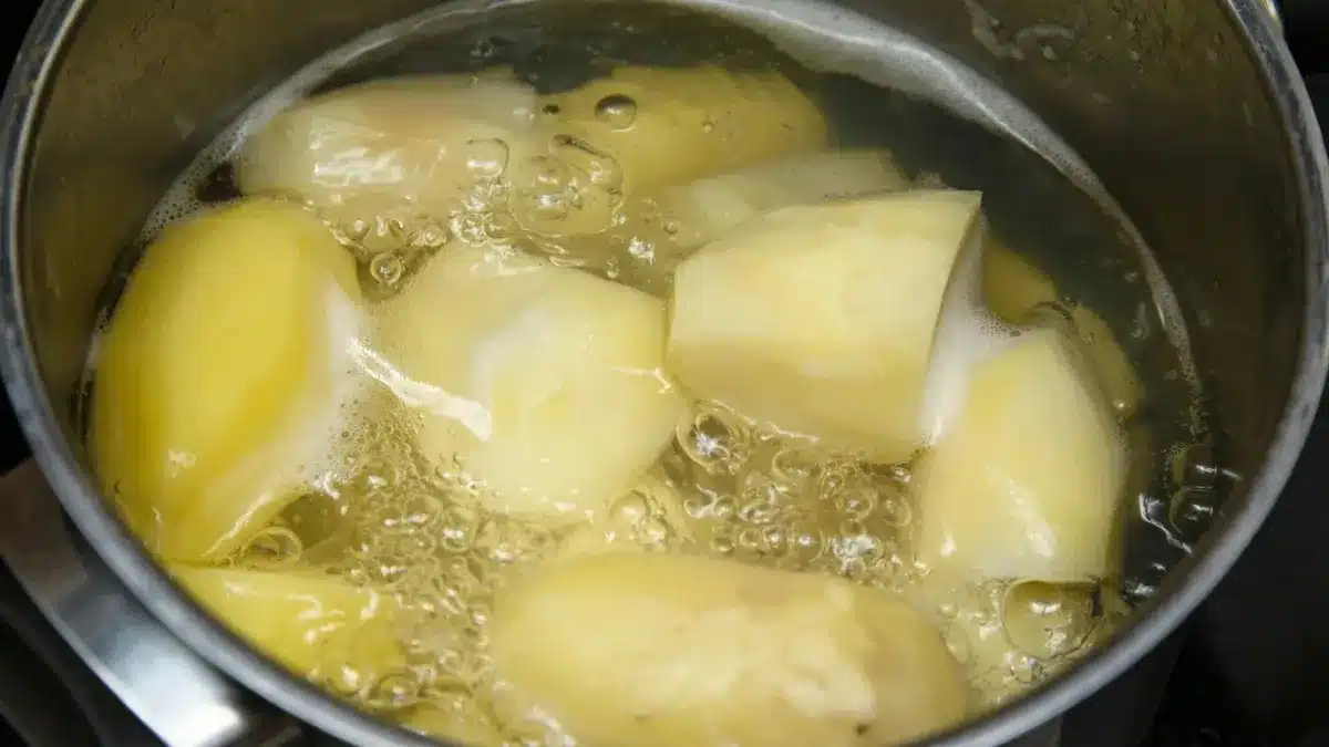 Was man beim Kochen von Kartoffeln zum Wasser hinzufügen sollte: Sie garen schneller und sind schmackhafter.