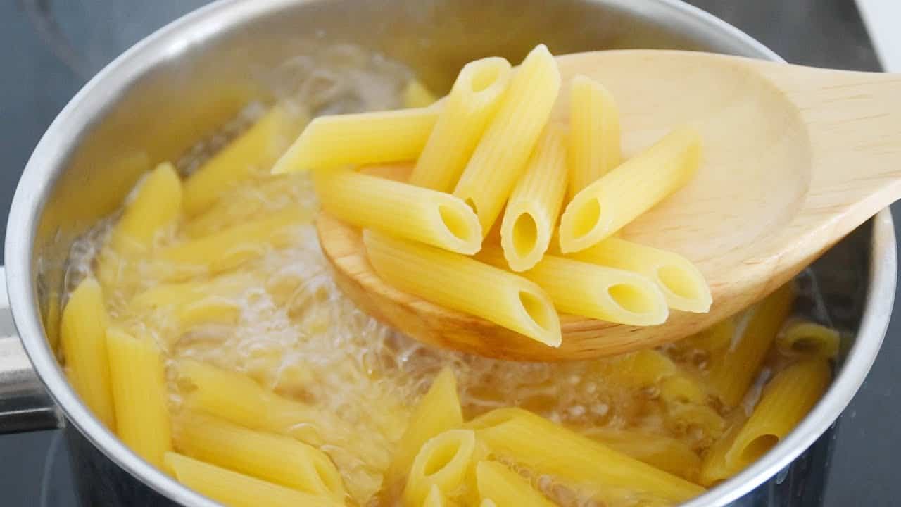 Wann soll man Nudeln salzen: vor oder nach dem Aufkochen des Wassers – ein Physiker hat den Streit beendet