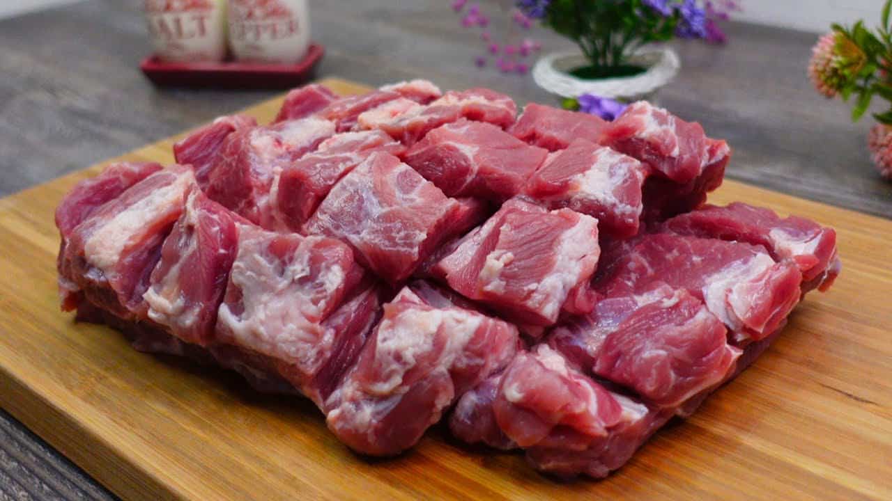 Waschen Sie rohes Fleisch auch? Sie werden überrascht sein, welche Folgen das haben kann