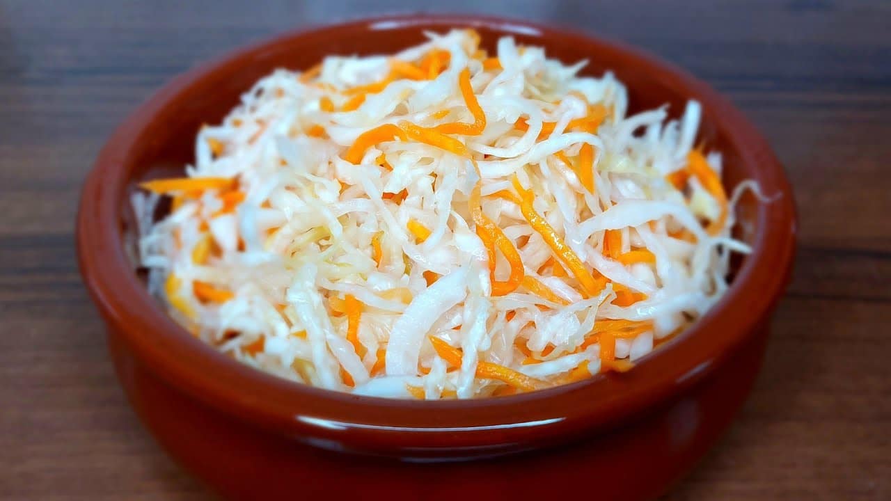 Marinierter Kohl zergeht auf der Zunge – ich füge 1 Gemüse hinzu und der Geschmack ist umwerfend: Wir essen ihn am nächsten Tag