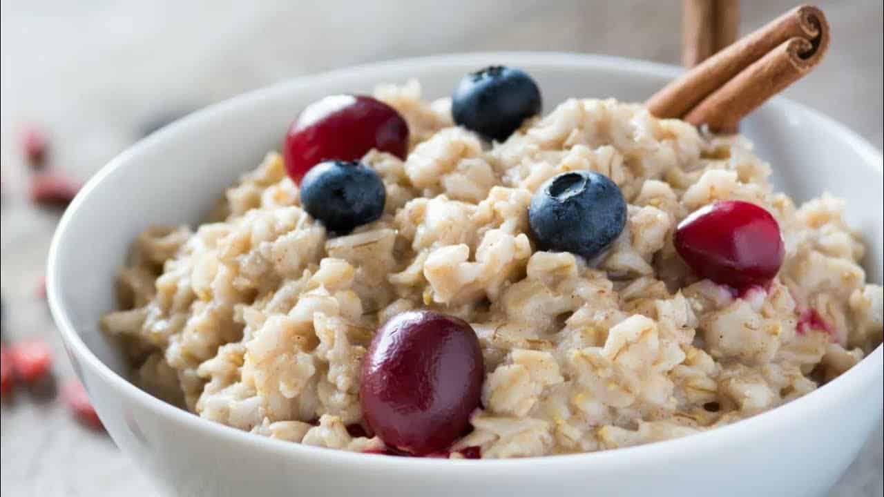 Ich füge weder Milch noch Joghurt zum Porridge hinzu. Ich habe sie durch diesen leckeren italienischen Käse ersetzt