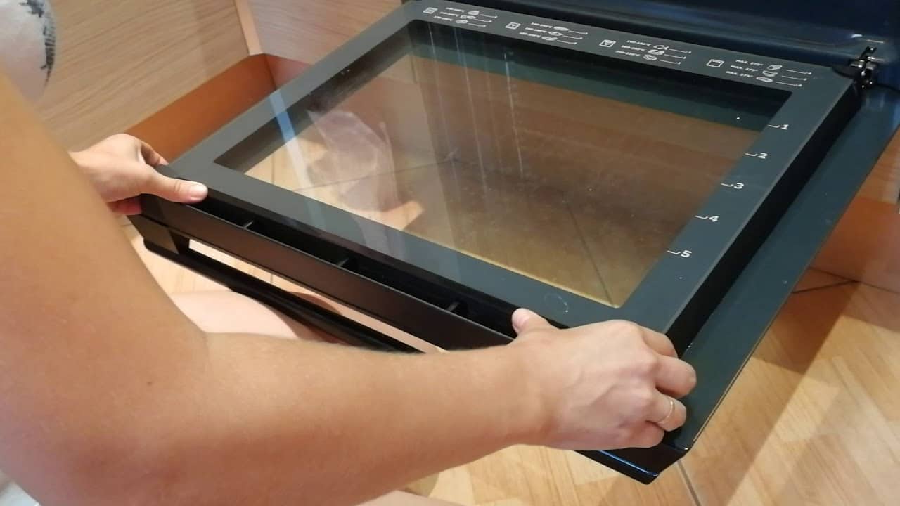 So reinigen Sie die Tür Ihres Elektrobackofens und entfernen Fett mit zwei Zutaten