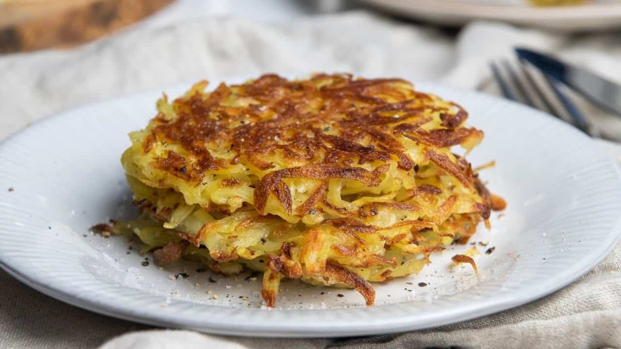 Vergessen Sie Kartoffelpuffer. Rösti ist eine Schweizer Legende aus der Pfanne, die Sie einfach lieben müssen. Das Geheimnis des Erfolgs liegt in einem