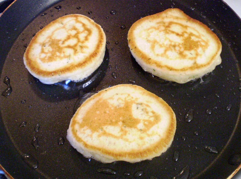 Die Donuts gehen auf und nehmen kein Fett mehr auf. Fügen Sie einfach Folgendes zum Öl hinzu