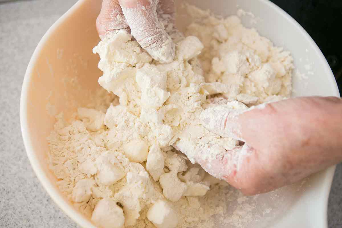 Das beste Shortbread, das buchstäblich auf der Zunge zergeht. Dieser Apfelkuchen ist so lecker, dass er im Handumdrehen aus der Pfanne verschwindet.