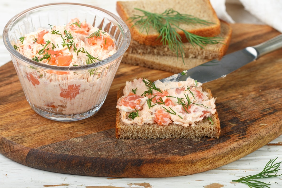 Diese leckere und proteinreiche Paste bereite ich aus zwei Zutaten zu. Sie passt ideal zu Brot und als Snack.