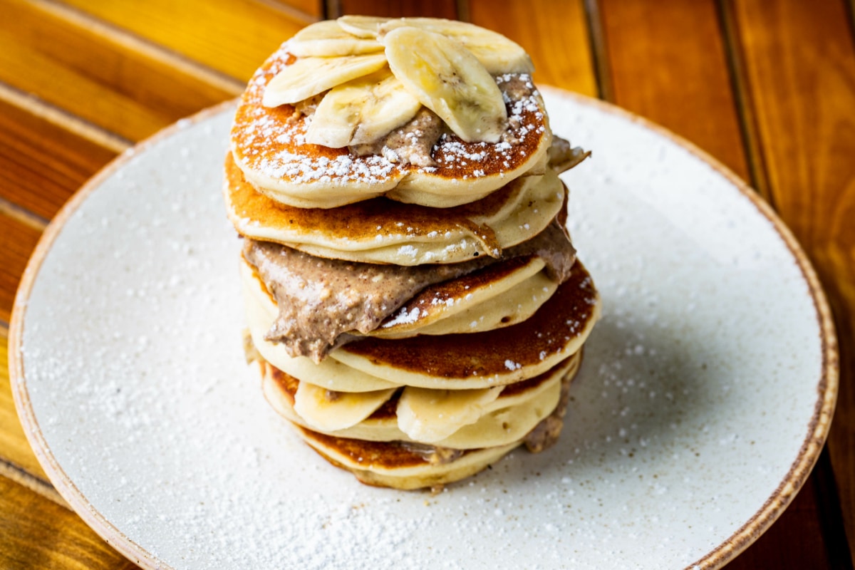 Ich nehme Quark und 2 Eier. Nach einer Minute habe ich einen Berg Protein-Pfannkuchen.