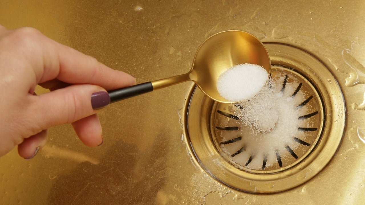 „Keine Notwendigkeit, einen Klempner zu rufen“: Heißes Wasser und ein paar Löffel dieses Pulvers reichen aus, um die Rohre zu reinigen und schnell zu reinigen