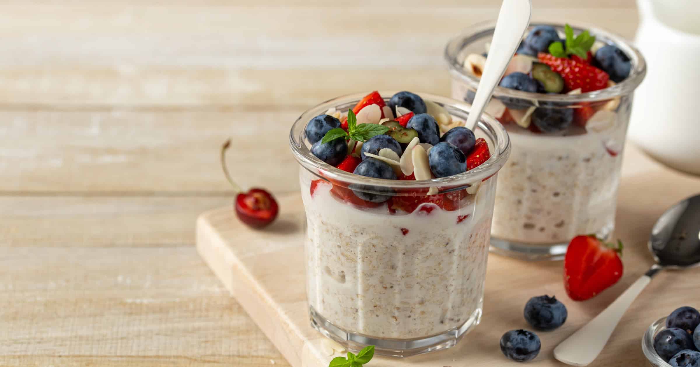 Fügen Sie es zu Overnight Oatmeal hinzu und es wird eine echte Proteinbombe. Es wird Sie bis zum Abendessen satt machen.