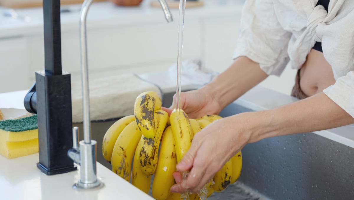 Warum man Bananenschalen vor dem Schälen waschen sollte (auch wenn man sie nicht isst)