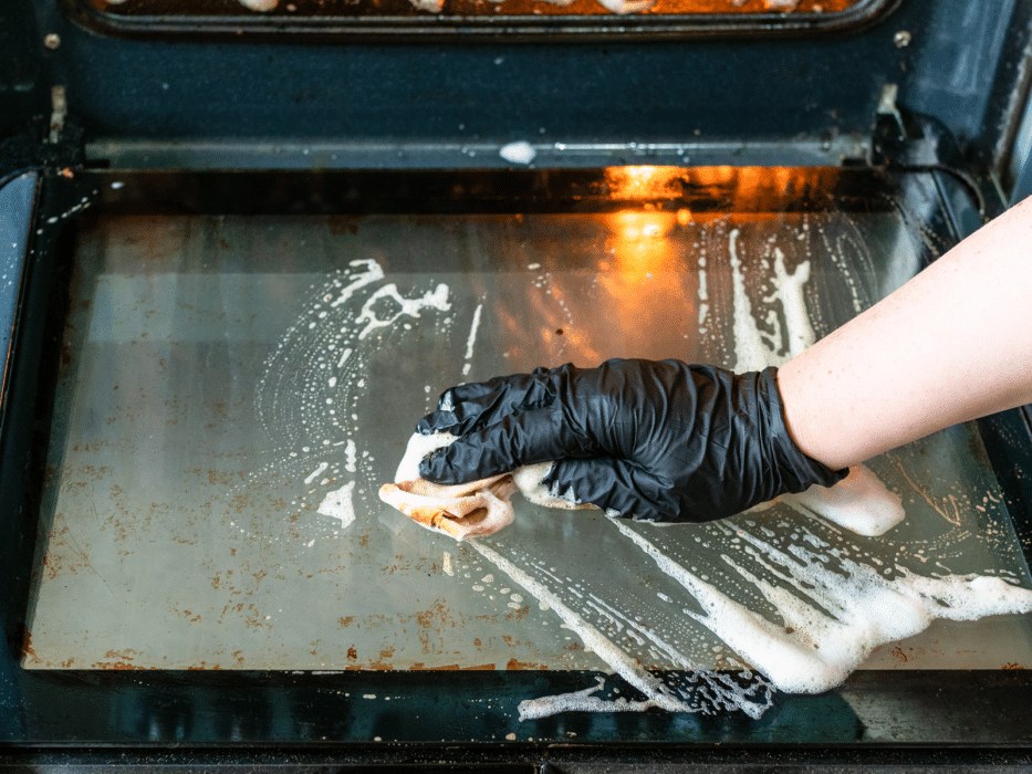 Ich mische zwei Zutaten und reinige den angebrannten Backofen. „Die einfachste und günstigste Methode“