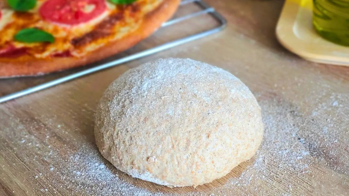 Hausgemachte Pizza aus 1 kg Mehl: ein einfacher Teig aus 5 Zutaten, fluffig, lecker und schnell zubereitet.