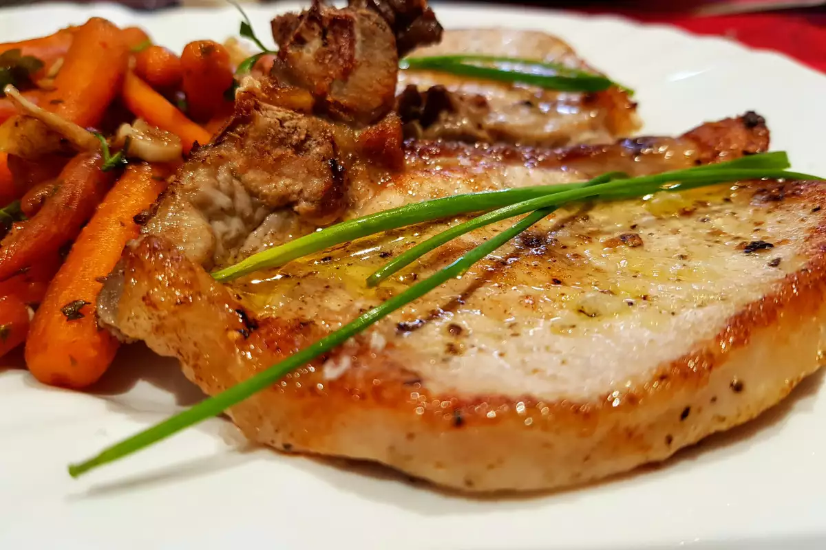 Die Koteletts sind genau die gleichen wie bei Oma – weich und duftend. Das Geheimnis liegt in einer Zutat.