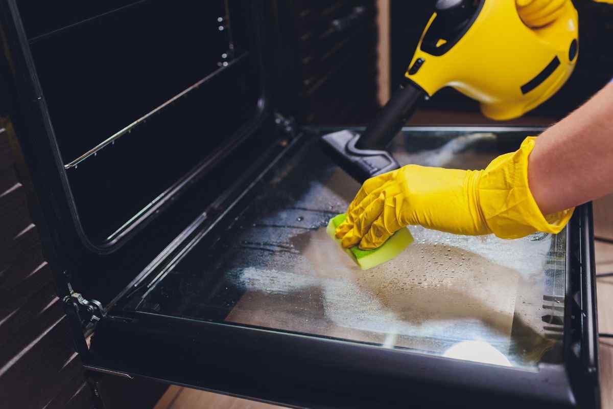 So reinigen Sie Ihren Backofen mit Dampf für eine einfache und gründliche Reinigung ohne aggressive Chemikalien