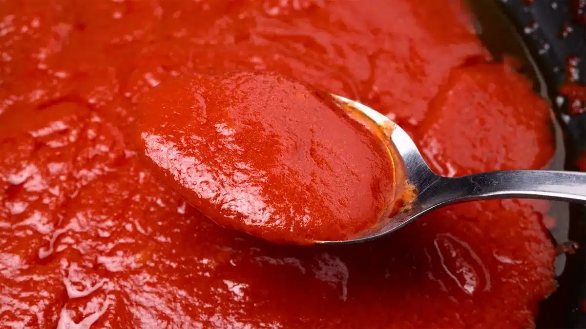 Hausgemachte Pizza aus 1 kg Mehl: ein einfacher Teig aus 5 Zutaten, fluffig, lecker und schnell zubereitet.