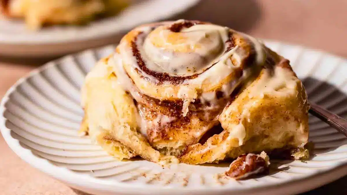 So bereiten Sie ein Zimtbrötchen in einer Tasse zu: ein Rezept, das in der Mikrowelle in 1 Minute fertig ist.
