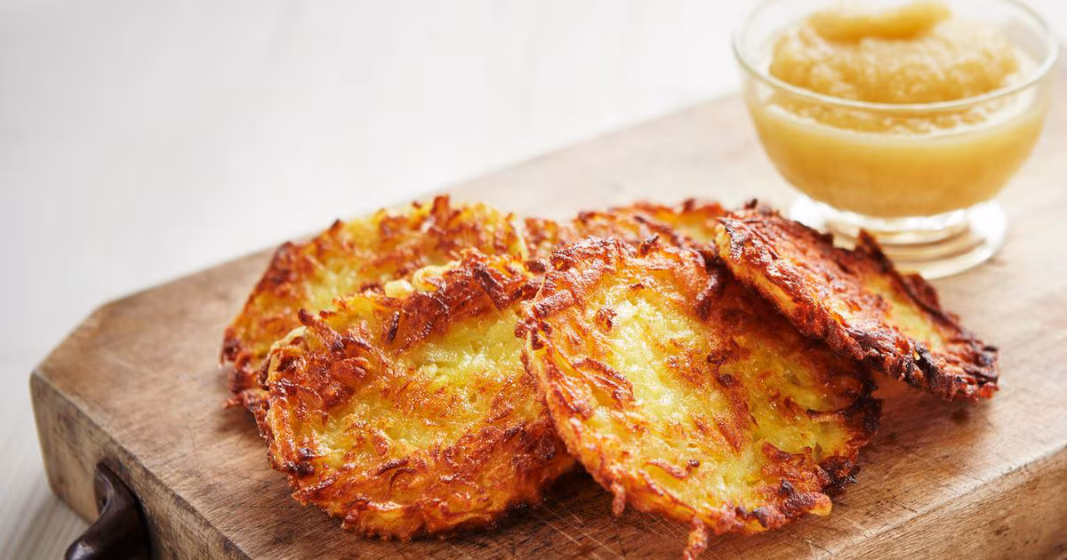 Ich reibe sie zusammen mit Kartoffeln und backe Pfannkuchen. Alle fragen mich, was den Geschmack so gut unterstreicht