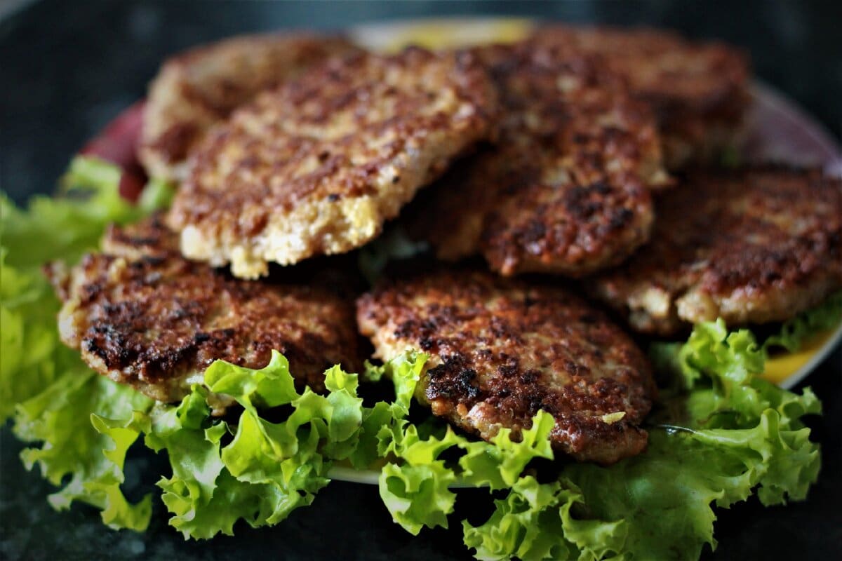 In einem Bereich bekannt, in einem anderen nahezu unbekannt. Diese Frikadellen kosten ein paar Cent.