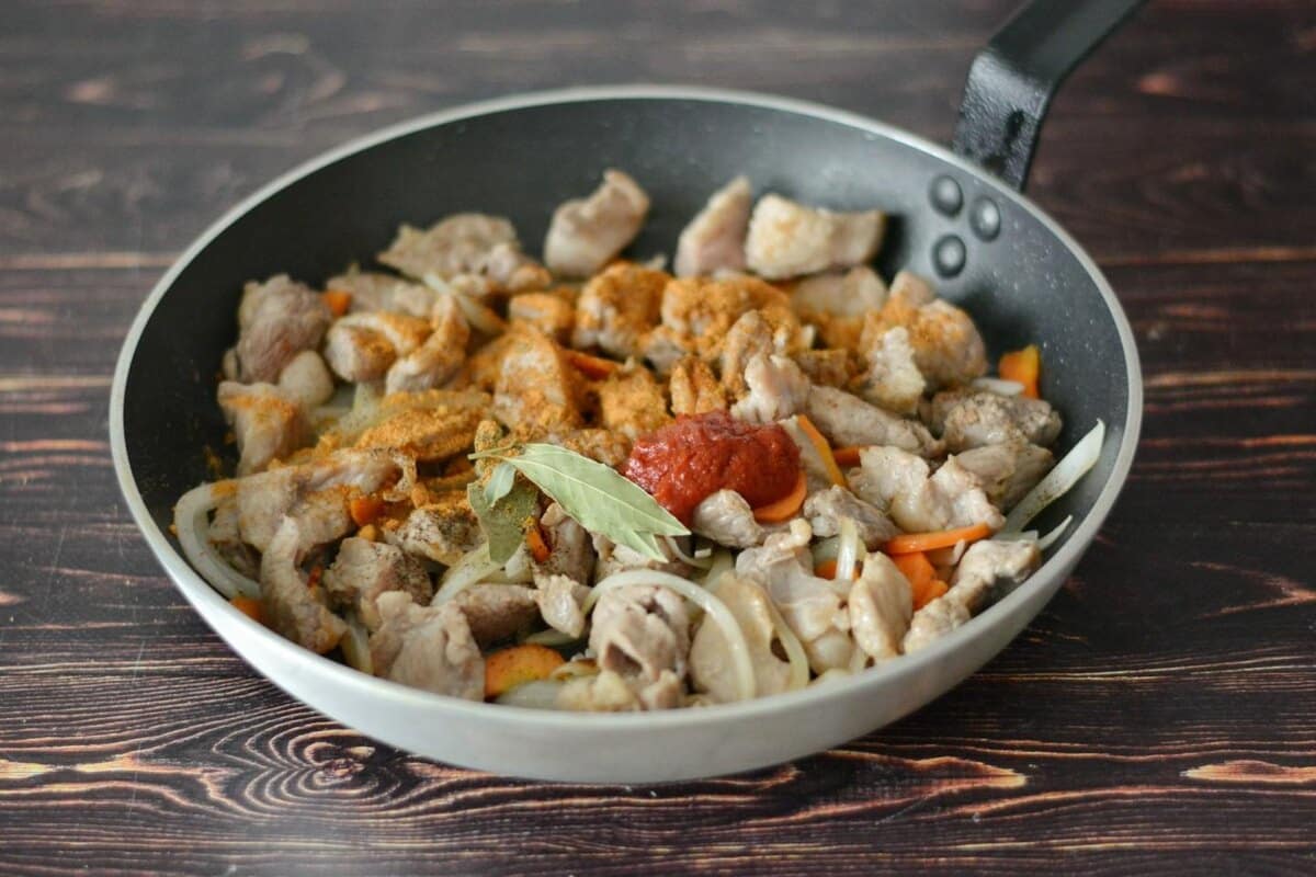 Aus diesem Fleisch lässt sich das beste Gulasch machen. Es ist lecker, weich und hat einen reichen Geschmack.