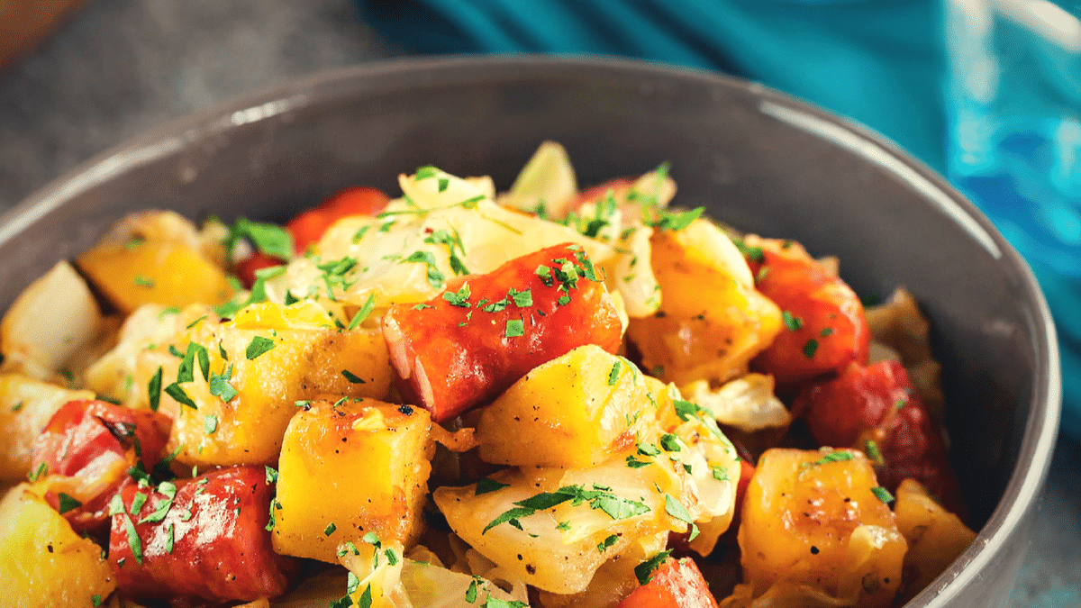 „Ich bereite dieses Gericht in 10 Minuten für die ganze Familie zu“: mein sehr leckeres, einfaches und schnell zuzubereitendes Pfannengericht aus Lauch, Äpfeln und Speck.