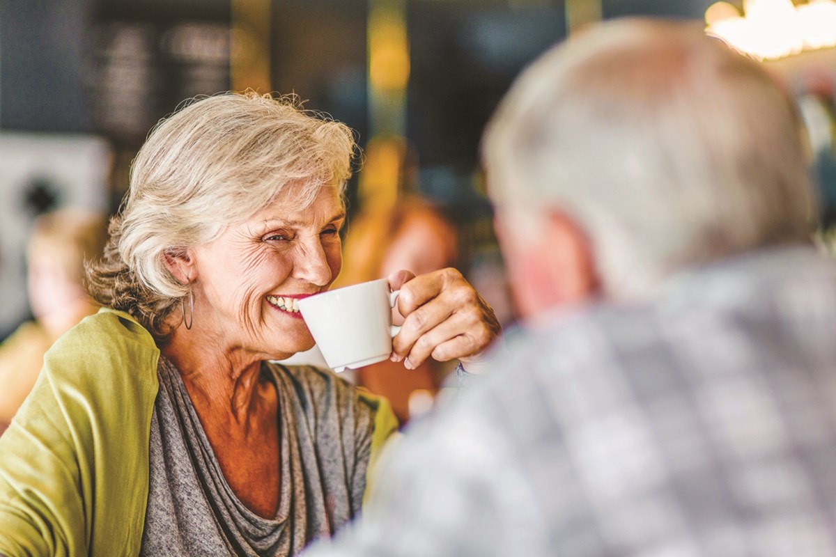 Kaffee oder Tee? Für ältere Menschen ist diese Wahl wichtiger, als es den Anschein hat.
