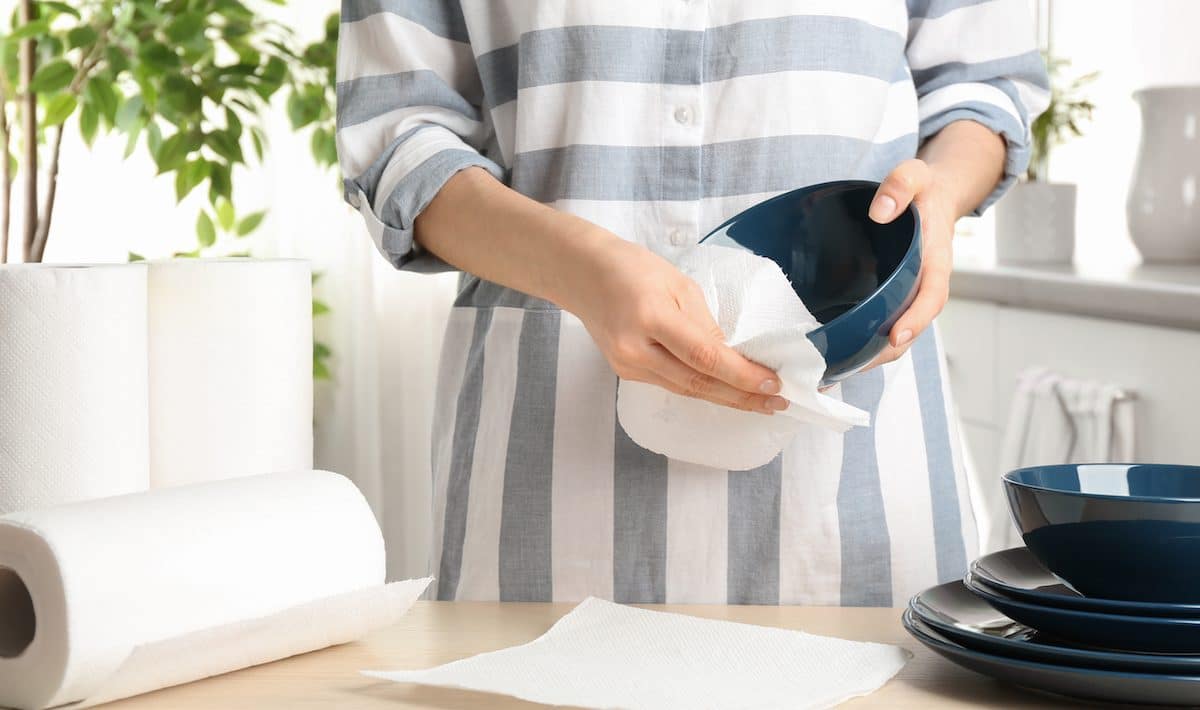 Was sollte man niemals mit Küchenpapier oder Servietten abwischen?