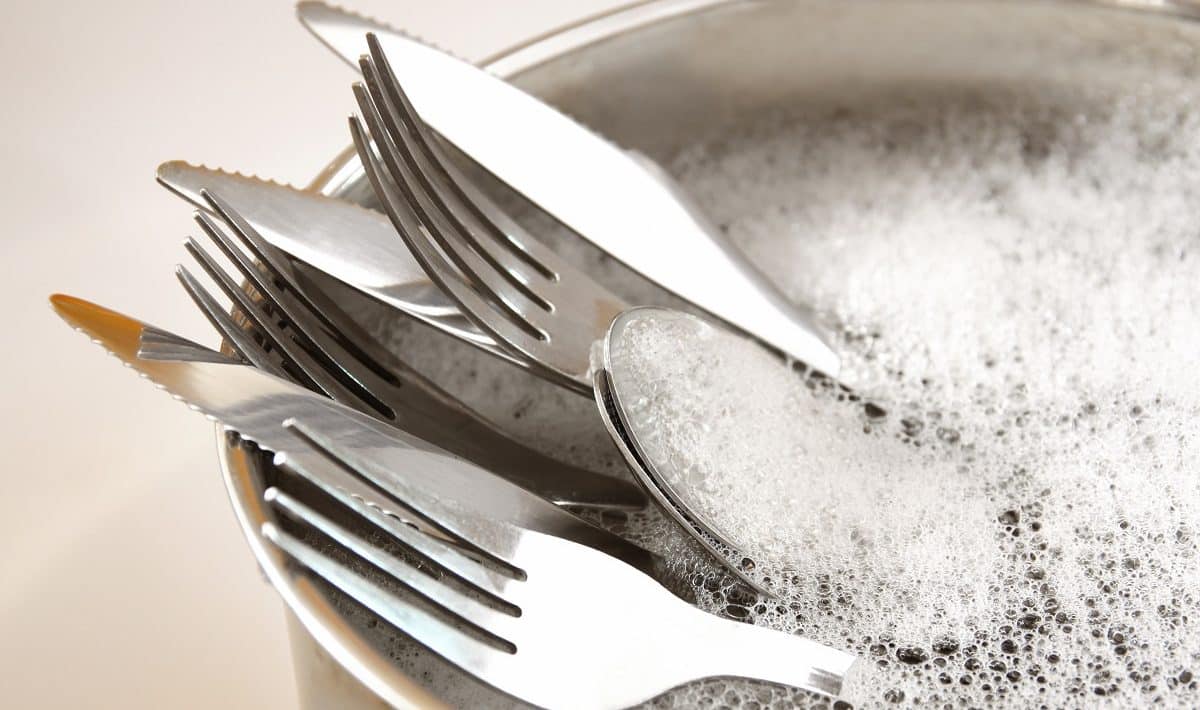 Was passiert, wenn man Alufolie in kochendes Wasser legt und was kann sie in der Küche bewirken?