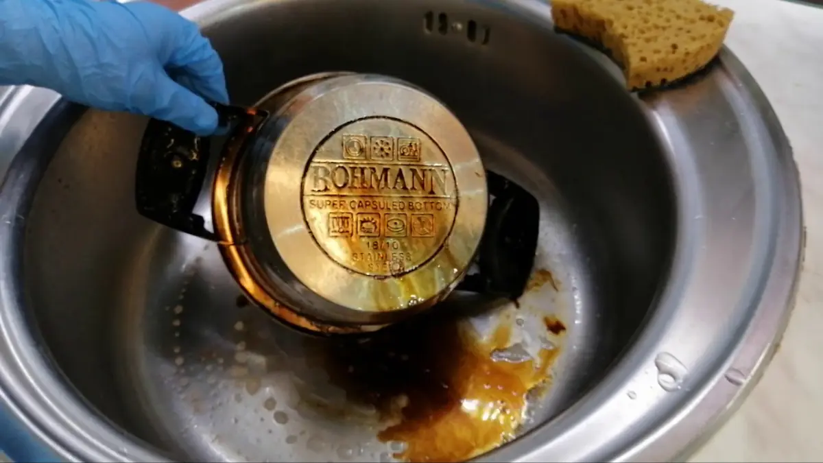 Dieses Reinigungsmittel ist ein echter Glücksgriff. Alte Pfannen glänzen wie neu. Angebrannte Verschmutzungen und Fettflecken sind verschwunden. Beginnen Sie mit der Reinigung der Pfanne am Boden.