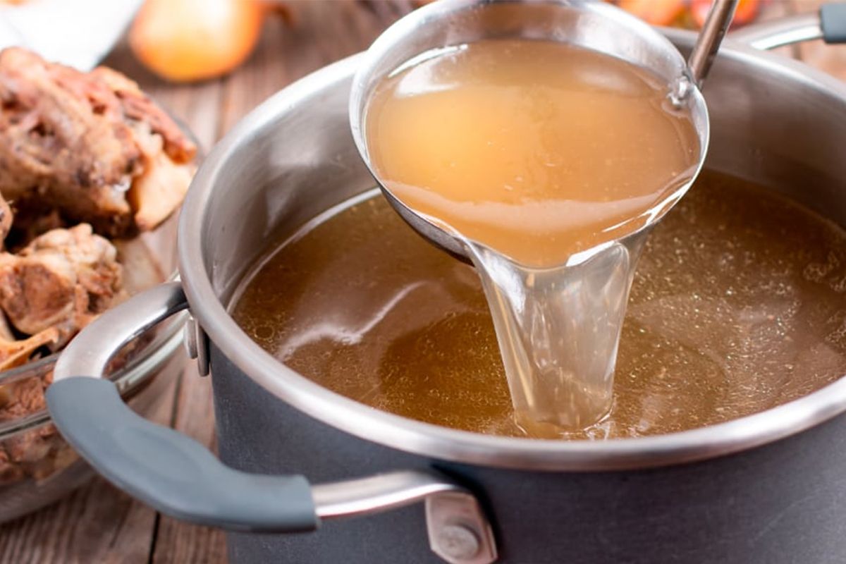 Soll das Fleisch für die Brühe in kaltes oder heißes Wasser gelegt werden? Daran besteht kein Zweifel.