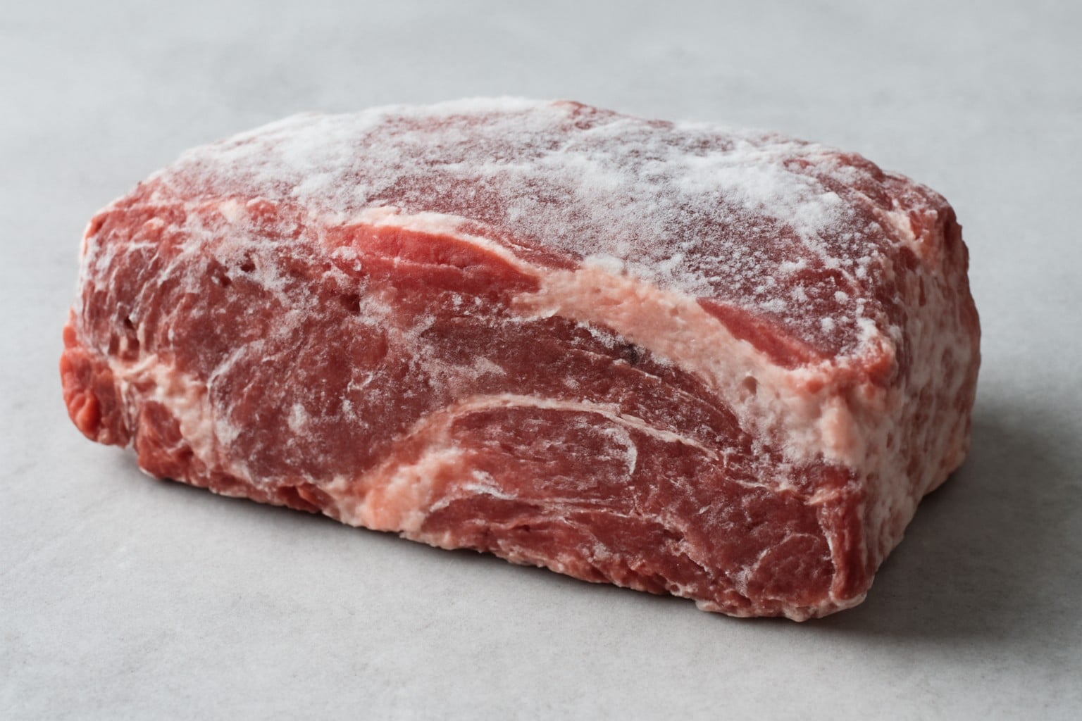 Wie man Fleisch ohne Mikrowelle und heißes Wasser schnell auftaut: eine bewährte Methode