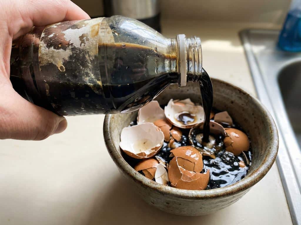 Ich gebe das schwarze Getränk in die Schale und mache mich an die Arbeit. Mein Trick verdient einen Lorbeerkranz