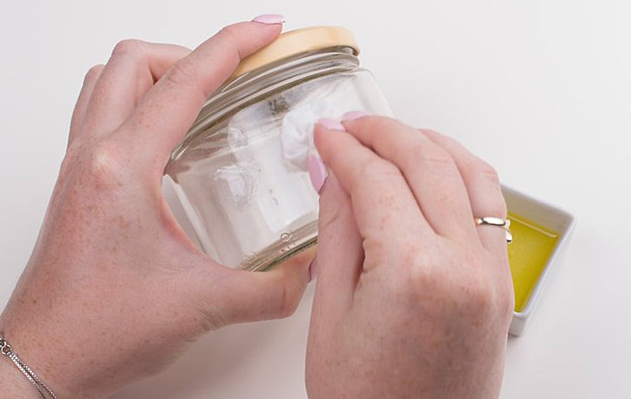 Mit dieser Mischung lassen sich Etiketten ganz einfach von Gläsern entfernen. Sie benötigen dafür nur zwei einfache Zutaten.