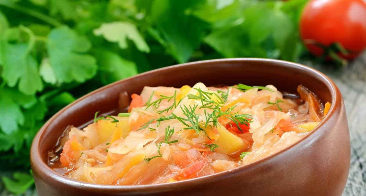 Eine sättigende, gesunde Suppe, die Ihre Taille lockerer macht. Wärmt auf und hilft beim Abnehmen