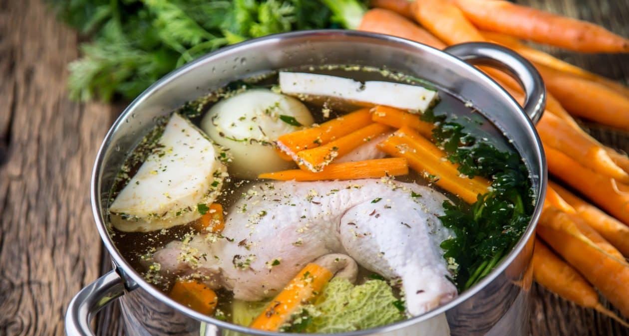 Keine Würfel oder andere Geschmacksverstärker. Verwenden Sie Gewürze in Ihrer Brühe, um den Geschmack zu verstärken