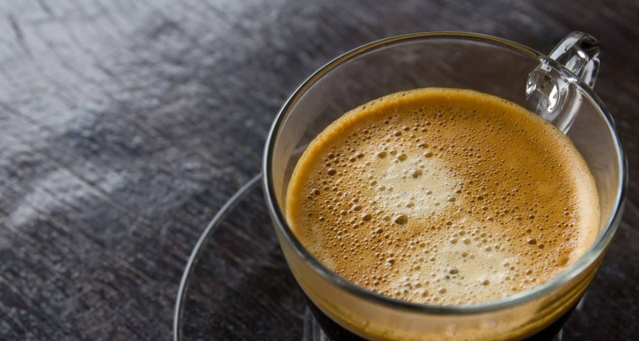 Fügen Sie Ihrem Morgenkaffee einen Teelöffel hinzu. Sie verbessern Ihre Konzentration und Ihren Stoffwechsel, Ihr Blutzucker normalisiert sich