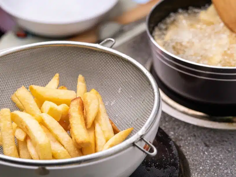 Fügen Sie es vor dem Frittieren zu den Pommes frites hinzu. Sie werden goldbraun, perfekt knusprig und nehmen kein Fett auf.