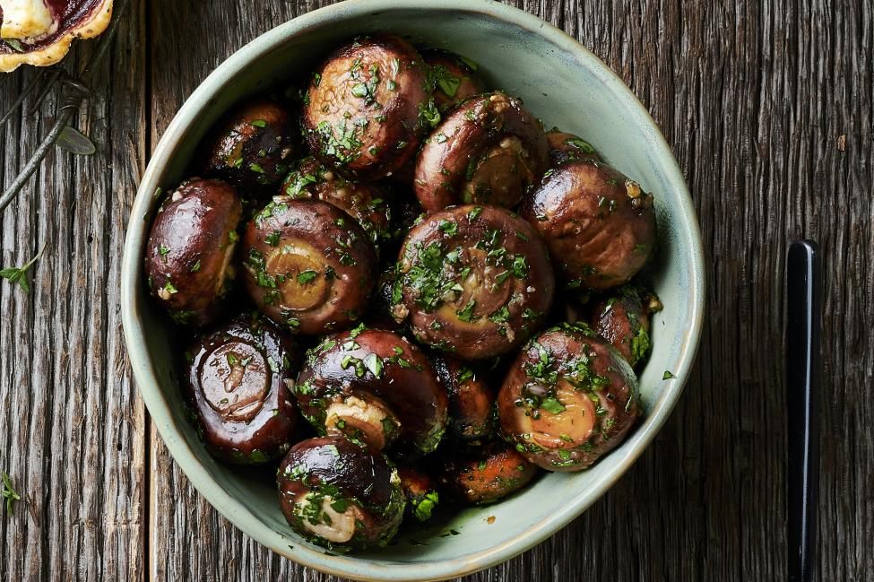 Ich brate Champignons an und gieße diese Flüssigkeit darüber. Sie schmecken besser als Waldpilze