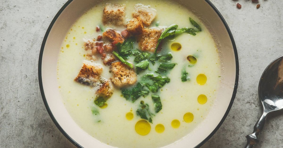 Ich werfe zwei preiswerte Zutaten in einen Topf und gieße Brühe darüber. Köstliche französische Creme in wenigen Minuten