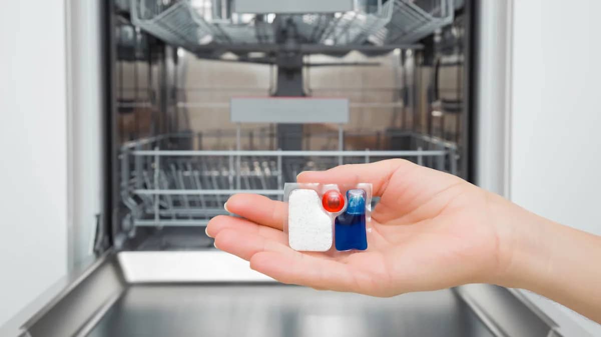 Anstatt in ein Glas, gießen Sie es in das Waschbecken. Der unangenehme Geruch verschwindet und die Rohre sind wieder sauber.