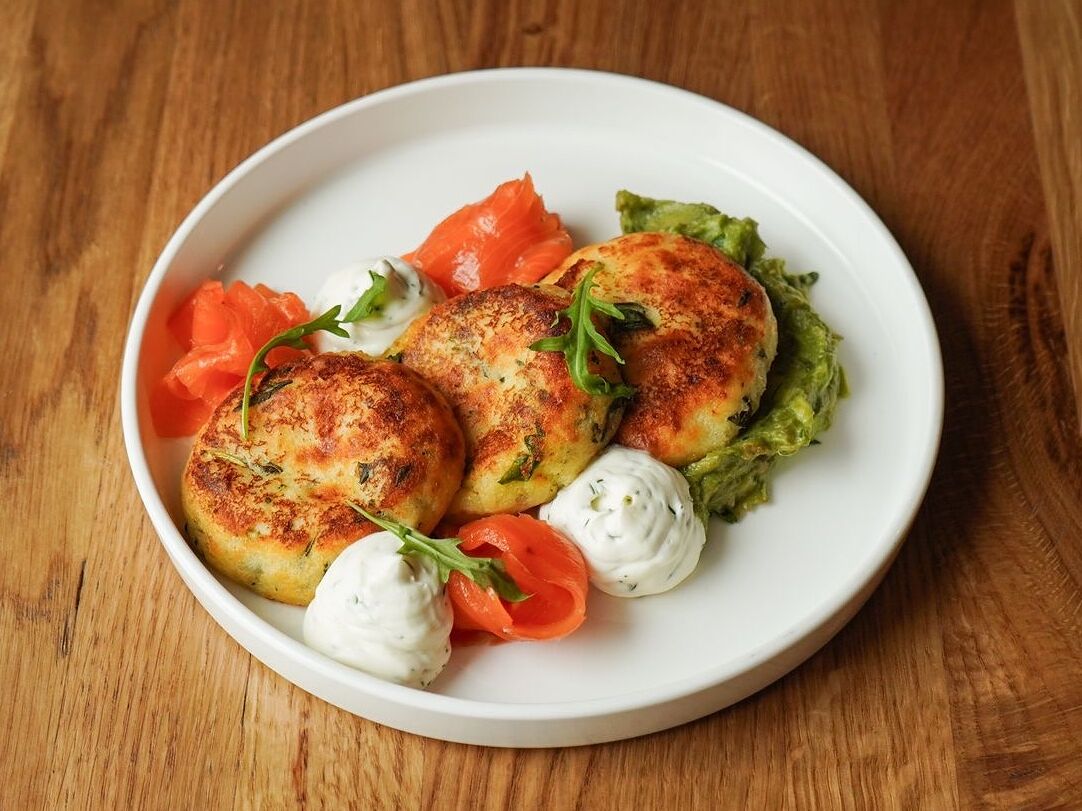 Weiche Hüttenkäsepfannkuchen. Meine Familie fragt mich immer wieder, was ich ihnen heute servieren werde.