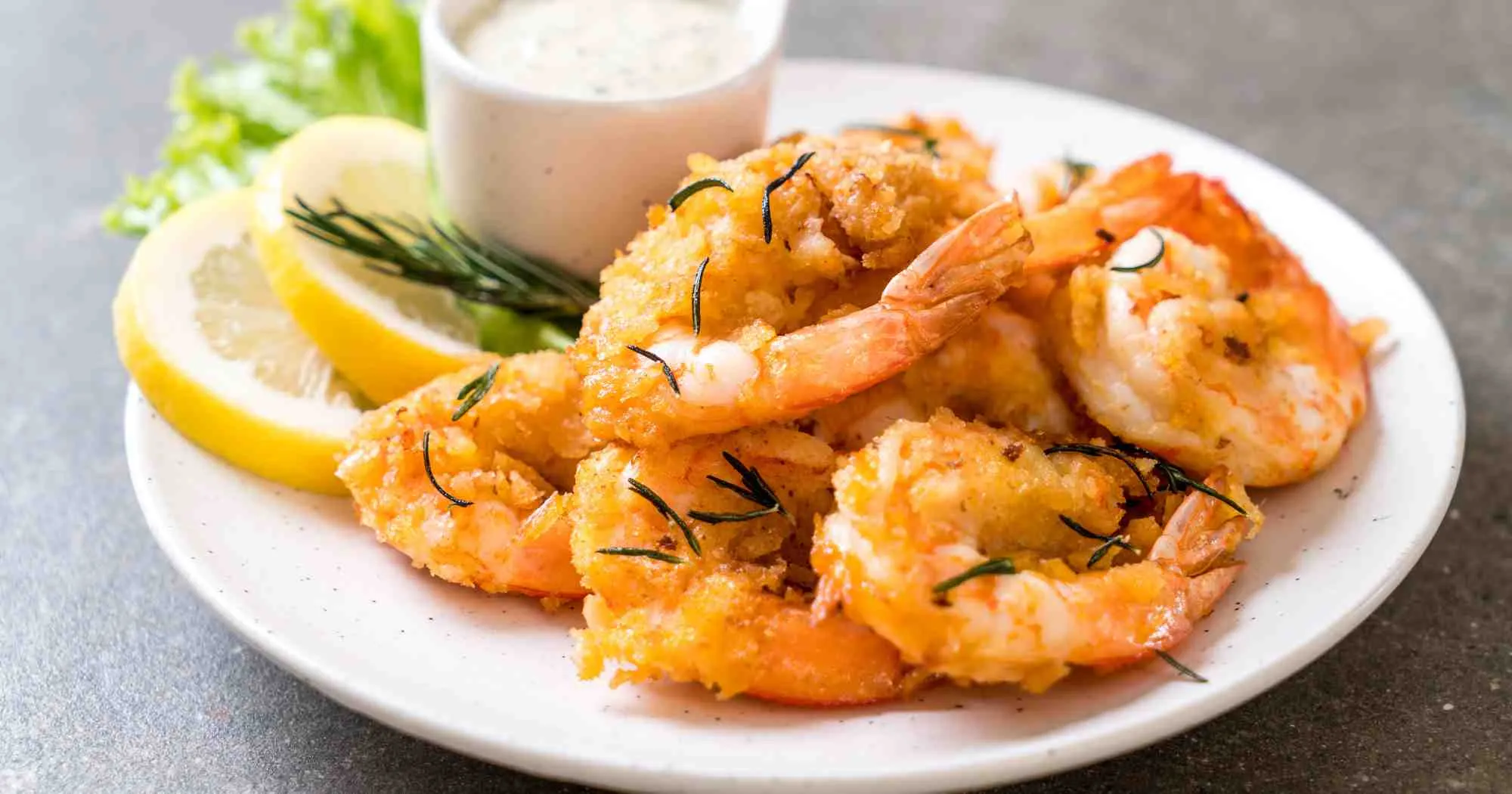 Das Geheimnis eines trockenen und knusprigen gemischten Fischbratens: Reismehl