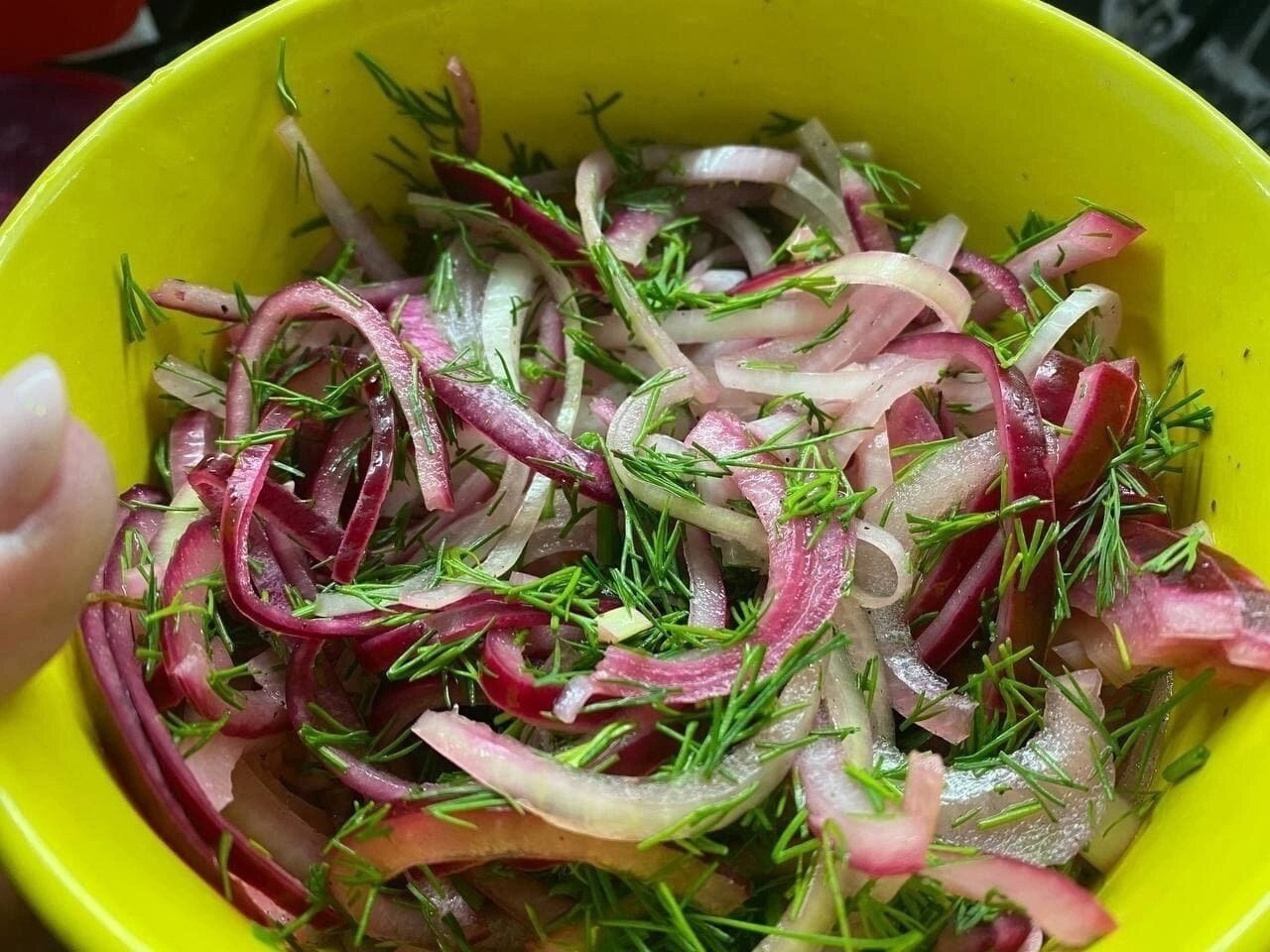 Ich habe diesen Salat zu einem Döner in der Türkei probiert. Heute serviere ich es sogar mit Schweinekoteletts und jeder fügt hinzu.