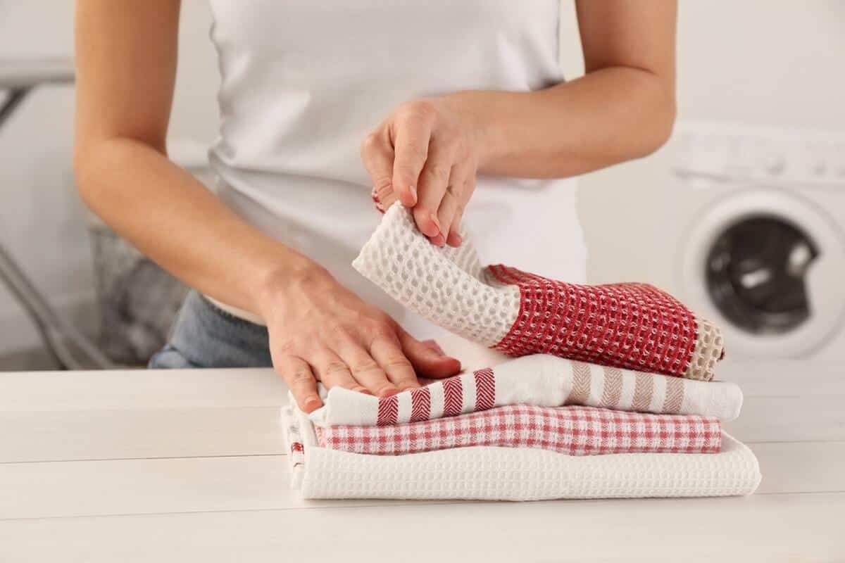 Nachts weiche ich Küchentücher und Topflappen ein: Am Morgen sind sie makellos, selbst alte Fettflecken verschwinden.