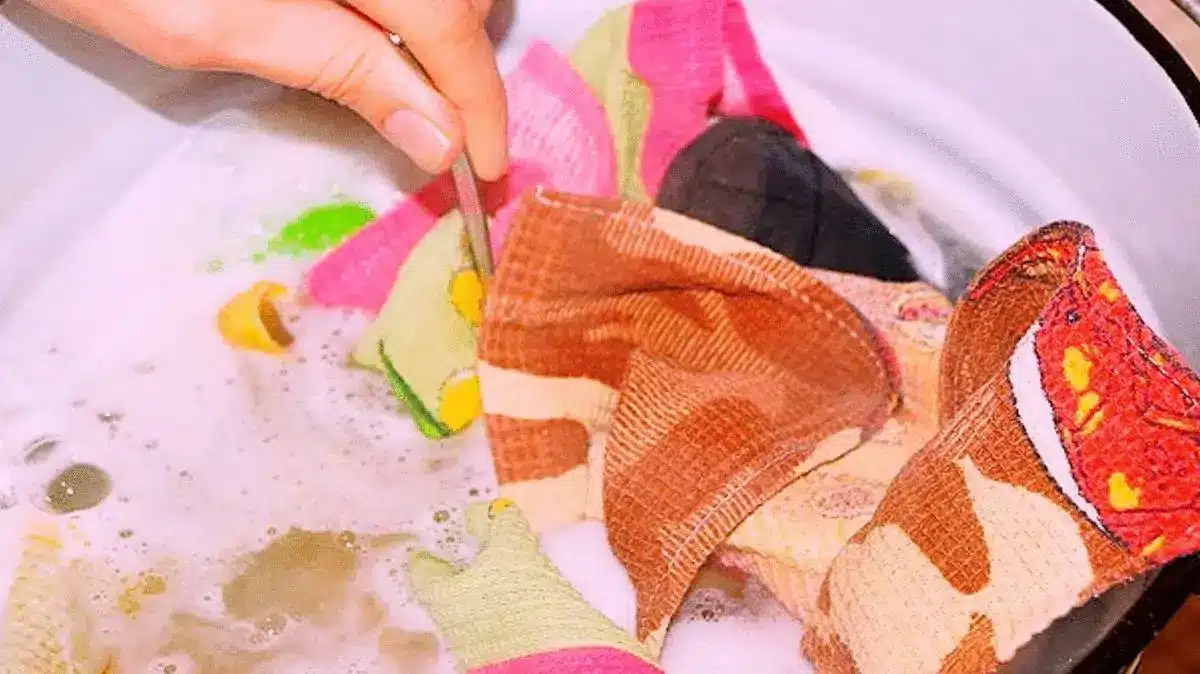 Nachts weiche ich Küchentücher und Topflappen ein: Am Morgen sind sie makellos, selbst alte Fettflecken verschwinden.