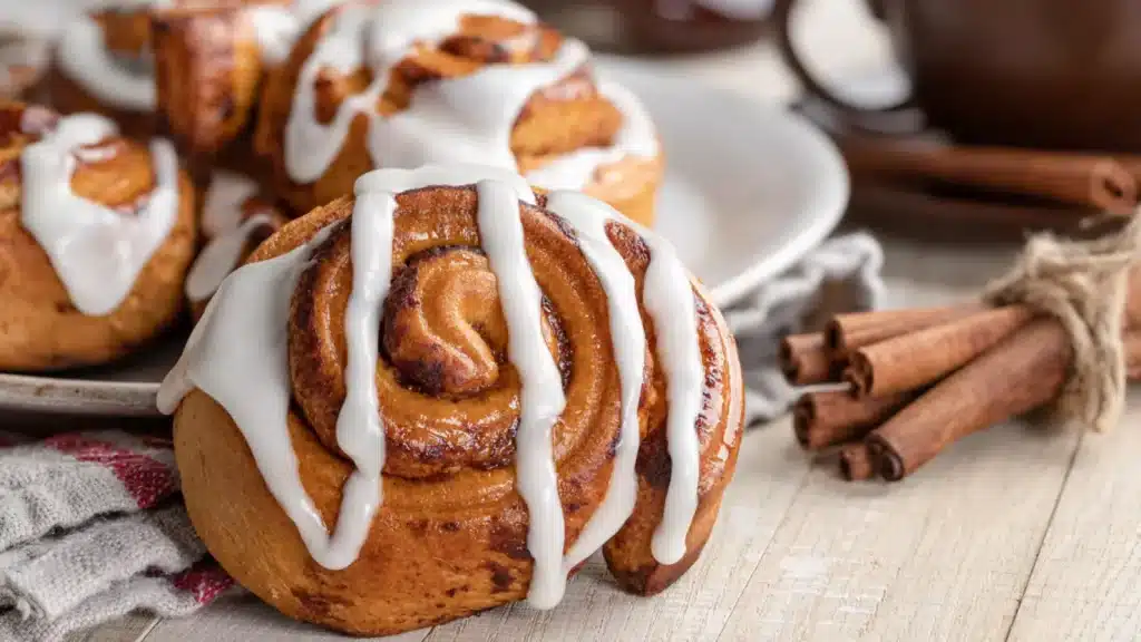 Die besten Zimtschnecken mit Sahneglasur. Sie riechen und schmecken fantastisch