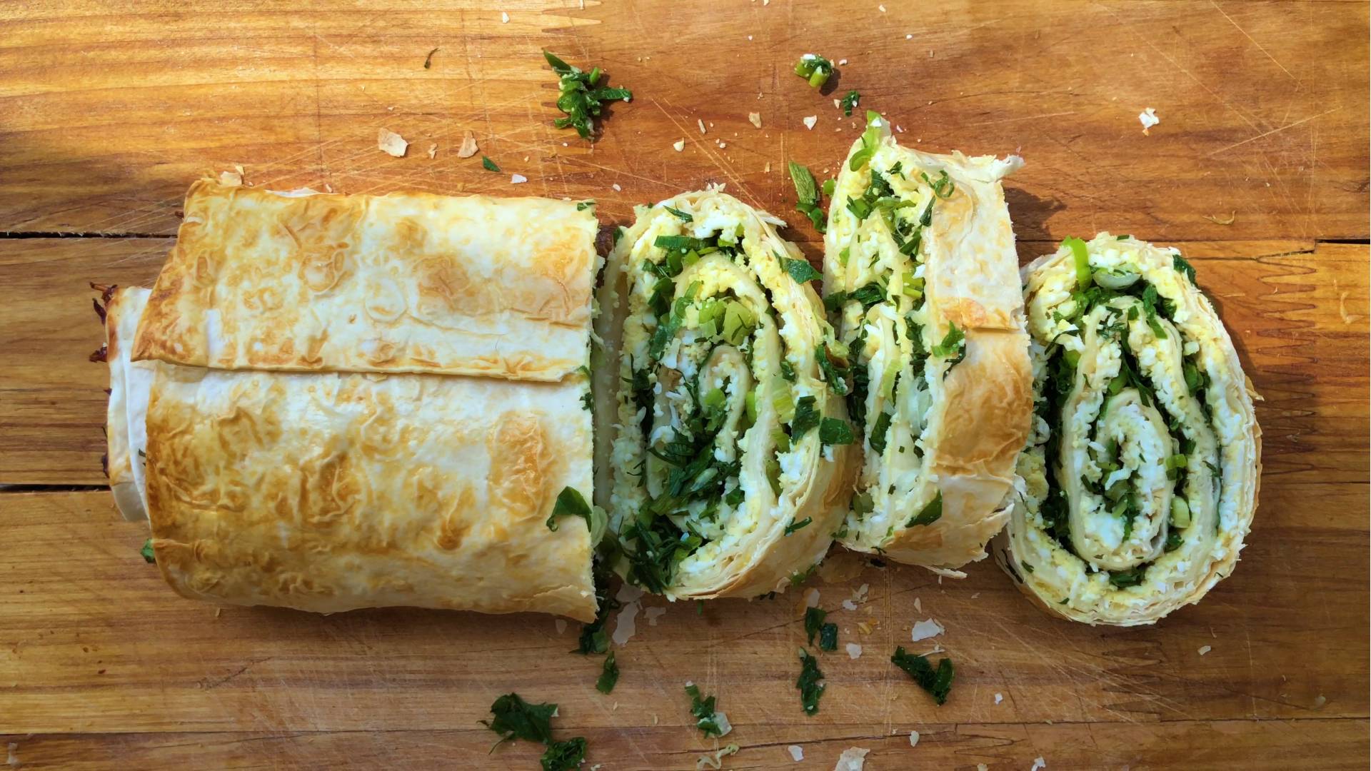 Ich nehme fertige Pfannkuchen und drei Zutaten. Geniale Snackbrötchen sind in 15 Minuten fertig