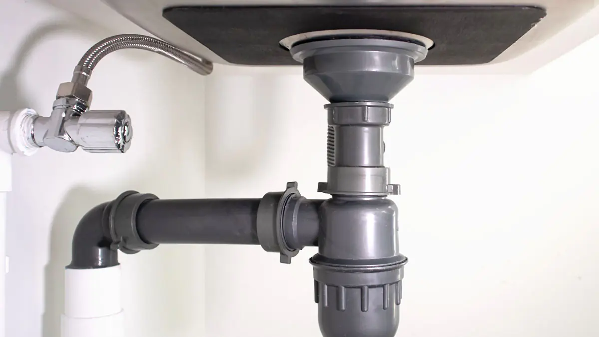 Ohne Essig und Backpulver: Gießen Sie ein halbes Glas davon hinein, und der Abfluss reinigt sich von selbst