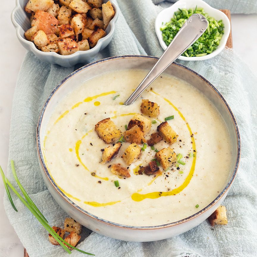 Ich werfe zwei preiswerte Zutaten in einen Topf und gieße Brühe darüber. Köstliche französische Creme in wenigen Minuten