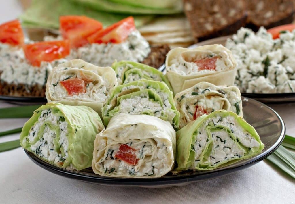 Ich nehme fertige Pfannkuchen und drei Zutaten. Geniale Snackbrötchen sind in 15 Minuten fertig